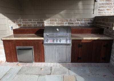an outdoor patio with a built in grill with counters