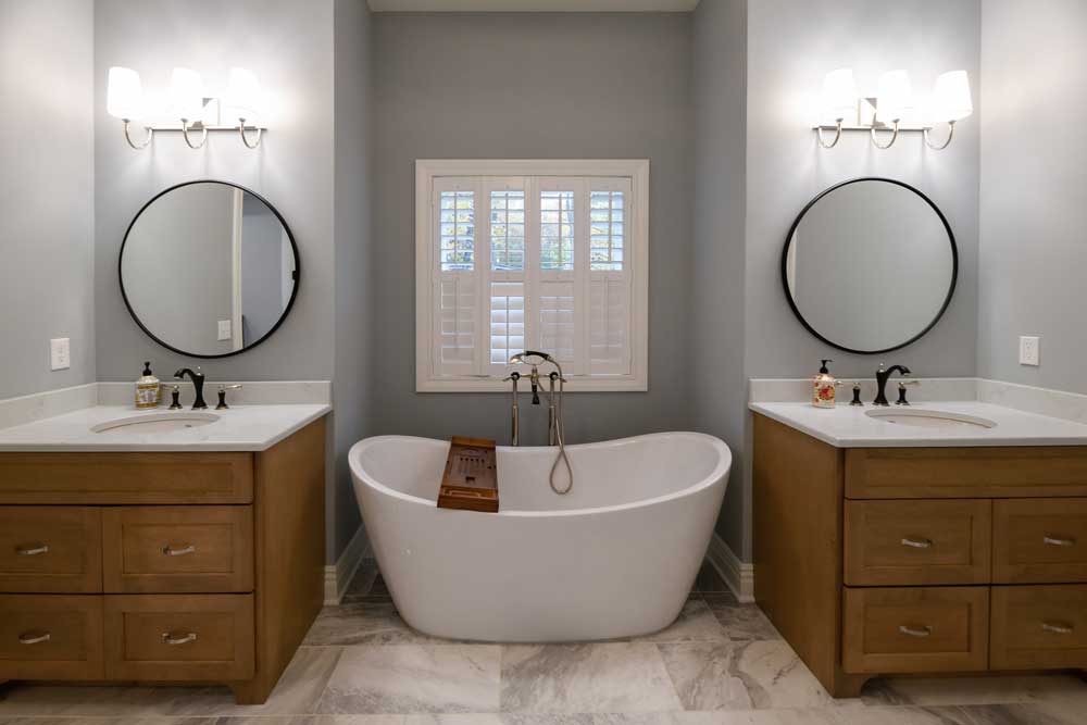 dual-vanity-and-soaking-tub